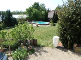 Maison patio et piscine, hotel di Feillens