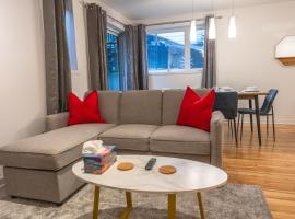 Modern 3BR 4beds apartment AC WiFi Free Parking, hôtel à Laval