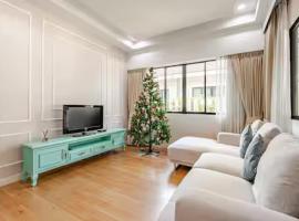 Villa Siri 49 Luxury 4 BR Chiang Mai, hotel v destinaci Chiang Mai