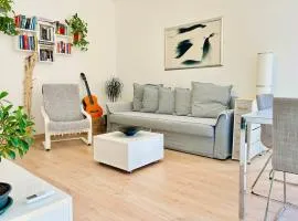 10 min to Venice Modern & Cozy Apartment
