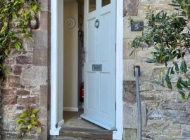 Seaview House, lovely ground floor flat with garden, minutes walk to beach, hotel v destinaci Seaview