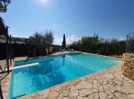 Villa Martin with private pool for 5 people, hotel a Montegranaro