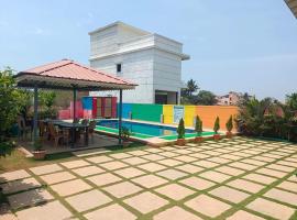Palm Villa and Cottage, hótel í Alibaug