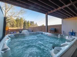Hot Tub Hideout- Private & Downtown Access