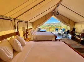 Glamping Tent #9 with AC and Private Bath 2 Queens
