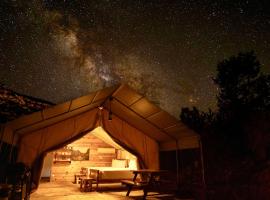 Glamping Tent #10 with Heat AC and Private Bath, tented camp en Orderville