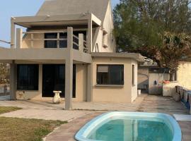 Beach chalet with Private Pool, chalet de monta&ntilde;a en Alvarado