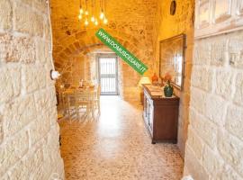 DOMUS CESARE - dimora storica totalmente in pietra nel cuore del centro storico con cabina doccia pietra in camera e zona relax esterna-historic residence entirely made of stone in the heart of the historic center with stone shower cabin in the room, hotel in Carovigno