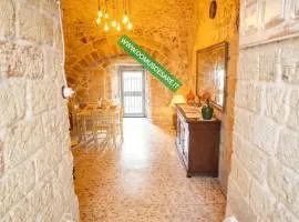DOMUS CESARE - dimora storica totalmente in pietra nel cuore del centro storico con cabina doccia pietra in camera e zona relax esterna-historic residence entirely made of stone in the heart of the historic center with stone shower cabin in the room