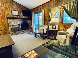 Trail Side Access Retreat I Alpen Villas at Powderhorn Mountain, caba&ntilde;a o casa de campo en Bessemer