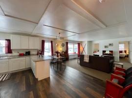 Downtown Red Room at Villages on Aurora, hotel in Ironwood