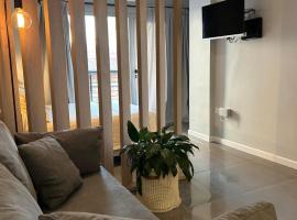 "301" Dpto temporario moderno, luminoso con todo lo necesario para la estadia perfecta, para dos personas, ubicado a dos cuadras de la costanera, en el corazón del camba cua, hotel em Corrientes