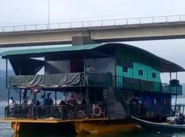House boat