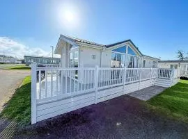 Stunning Lodge With Decking At Manor Park Near Hunstanton Beach Ref 23066W