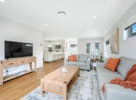 Modern New Villa 8-Walk to shops-10min Airport-CBD