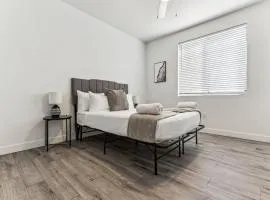 CozySuites Glendale by the stadium w pool 27