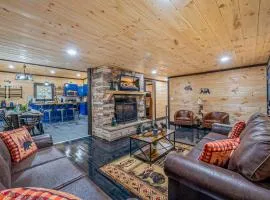 Bear Paradise Cabin with Hot Tub, Mini Golf, Court, Games & free EV Ready Parking