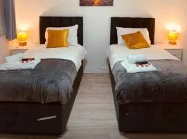 Family and Contractor 4BR All En-suite Apt with Free WiFi and Parking