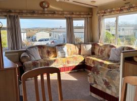 Seaside Escape 2-Bed Caravan at Seven Bays Park, Hotel in St Merryn