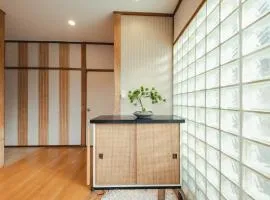 ZEN Kokufudai, 30 minutes to Disneyland , 4-minute walk from the nearest station ,Entire building!5 bedrooms, maximum 10 guests