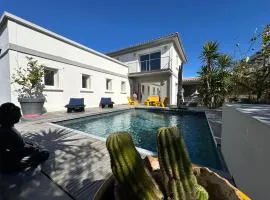 Belle Villa, piscine chauffée à 250m des plages