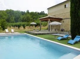 Charming holiday flat with shared pool, Malaucène