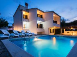 Villa Loredana, a warm and sunny villa close to the beach – hotel w mieście Vinkuran