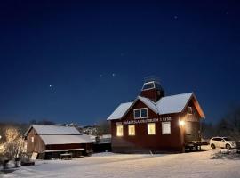 Unik villa med utsiktstorn, orangeri och badtunna, hotel em Lysekil