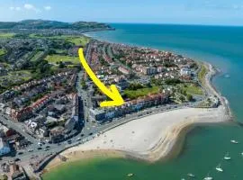 Stunning 2 Bedroom Beach Apartment With Garden