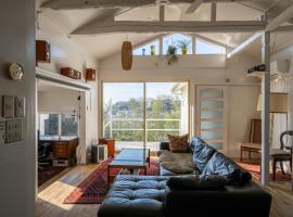 ペット可 撮影商用利用可 The Cabin Ashina 富士山と海を望むヴィンテージ平屋一棟貸し南葉山, chal&eacute; alpino em Yokosuka