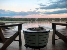 Relax & Play! Private Dock, Water Toys, Fire-Pit, villa en Decatur