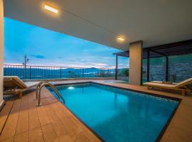 Luxury Villa with Swimming pool by MN Property, hotel v destinaci Kavač