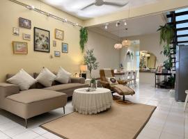 3 Bedroom NORDIC HOME Full Kitchen 8 MINS to MRT & JODD Fair & near RCA, biệt thự ở Bangkok