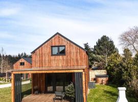 TOP house with private HOT TUB-near sea, lakes and forest, ξενοδοχείο σε Kołczewo