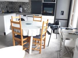 Mailh- Massibé 1 chambre 5 pers draps serviettes inclus parking près du ski tout confort, hotel in Bielle