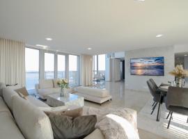 Luxusn&yacute; Penthouse nad jazerami 230 m2, 2x gar&aacute;ž, WIFI, hotel na praia em Senec