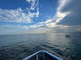 Catamarán Bote Barco TOUR ISLA MUJERES，坎昆的飯店