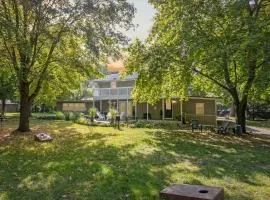 Sister Lakes Lakeside House - Sleeps 16