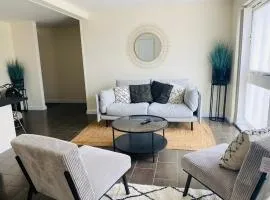 Prime coastal and centrally located apartment close to all main beaches and town centre Access to indoor pool facilities