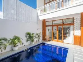 OG Cruz - Central & Stylish Canggu Pool Villa - Sleeps 7