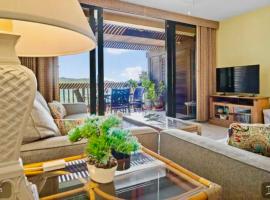 Sapphire Beachfront Condo, хотел с паркинг в Nazareth