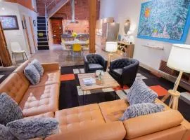 Trendy Modern Loft in Rino Art District