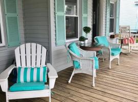 Beach Cottage just 100 steps to the beach โรงแรมในแวร์แฮม