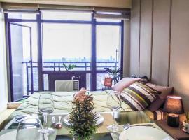 Cozy Apartment City & Mountain View with balcony FREE NETFLIX with pools sauna and sunbathing, khách sạn ở Manila