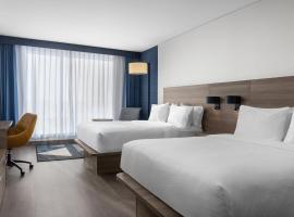 Holiday Inn Express Montreal Airport - St-Laurent by IHG, hotel em Montreal
