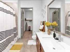 DT Loft with Pool, Gym, UG Parking