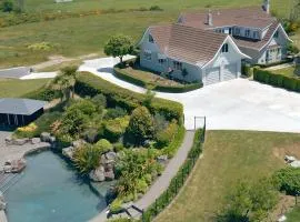Lake Taupō Estate for 18 | Pool, Spa & Big Views