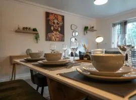 Runway Hse Luxe 5 Bed, with King sized Beds, next to Aiport & NEC, JLR 5 mins