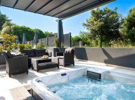 Apartments with private jacuzzi Garbin 1 and Garbin 2، فندق في روفينج