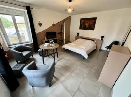 Chez Marcel - Chambre avec salle de bain privée, מלון בלוסאק-לה-שאטו